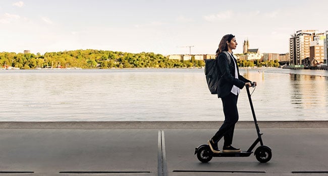 Kvinna kör en sparkcykel