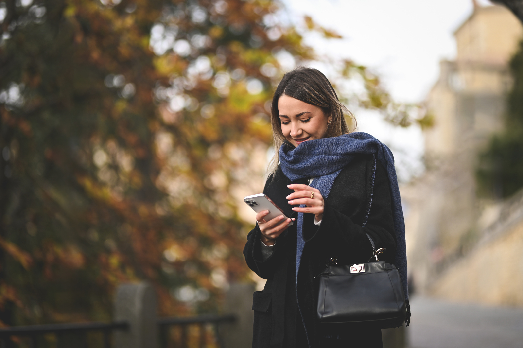 Kvinna med mobiltelefon