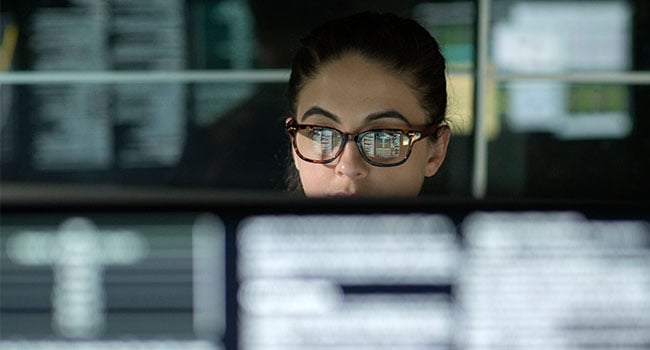 Kvinna ser på skärmar