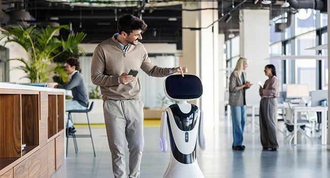 Medarbetare integrerar med en robot