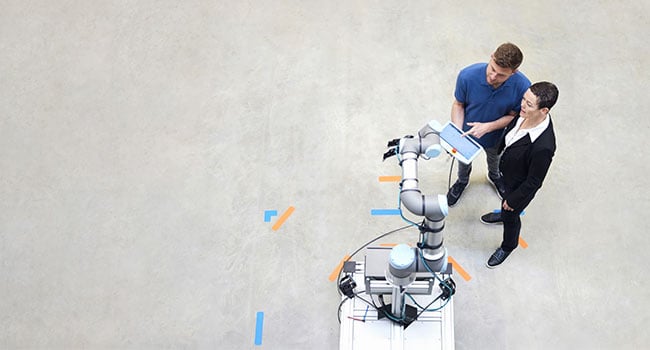 Medarbetare med robot