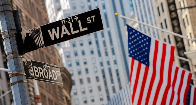 Amerikanska flaggan på wall street.